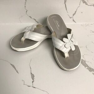 Clarks Cloudsteppers Brinkley Floral White Sandal Flip Flop Women’s US 5